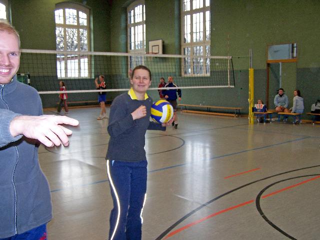 Sach.Mixed in Zwickau009_edited.JPG - Biene kann es nicht mehr abwarten, daß es endlich los geht und macht den Ball schon langsam heiß auf die Spiele
